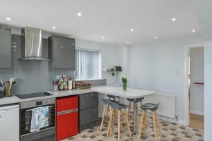 Dapur atau dapur kecil di Peaceful Home Sea Views Private Parking +38 gambar
