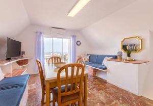 Televízia a/alebo spoločenská miestnosť v ubytovaní Reformado apartamento en el centro con vista al mar
