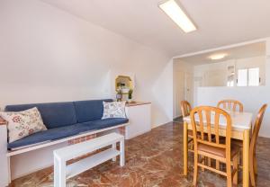Posedenie v ubytovaní Reformado apartamento en el centro con vista al mar