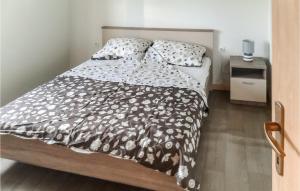 Ένα ή περισσότερα κρεβάτια σε δωμάτιο στο 2 Bedroom Awesome Home In Sali +10 φωτογραφίες