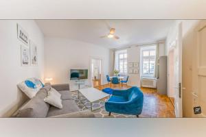 a living room with a couch and a table at King's Little Hideout in Budapest