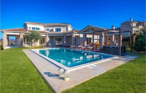 Casa grande con piscina en el patio en Villa Star, en Vranje Selo