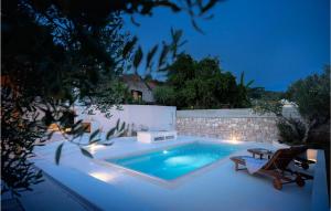 una piscina in un cortile posteriore di notte di Villa Arte a Stari Grad (Cittavecchia)