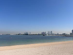 a view of a beach with a city in the background at Frank Porter - Diamond, Tiara Residences in Dubai