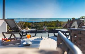 Un patio con una mesa con una computadora portátil encima. en Villa Bella Vita, en Pula