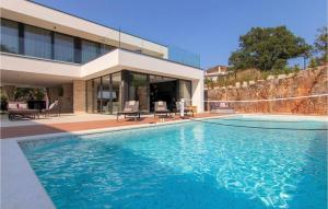 una piscina frente a una casa en Villa #1, en Rovinjsko Selo 19 fotos más