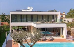una casa con piscina delante en Villa #1, en Rovinjsko Selo