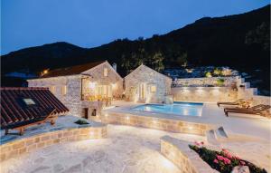 ein Haus mit einem Swimmingpool im Hof in der Unterkunft Villa Mediterranean Estate in Uskoplje