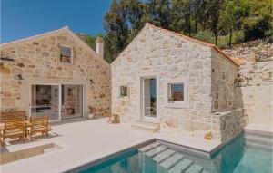 ein Steinhaus mit einem Pool und einer Terrasse in der Unterkunft Villa Mediterranean Estate in Uskoplje
