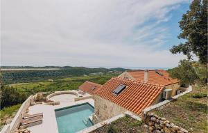 eine Luftaufnahme eines Hauses mit Swimmingpool in der Unterkunft Villa Mediterranean Estate in Uskoplje