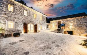 ein großes Steinhaus mit großer Auffahrt in der Unterkunft Villa Mediterranean Estate in Uskoplje + 37 Fotos