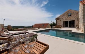 ein Swimmingpool mit Stühlen und ein Haus in der Unterkunft Villa Mediterranean Estate in Uskoplje