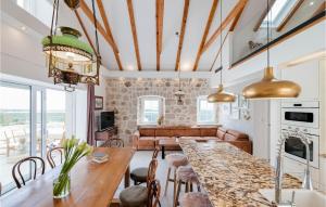 eine Küche und ein Wohnzimmer mit Tisch und Stühlen in der Unterkunft Villa Mediterranean Estate in Uskoplje