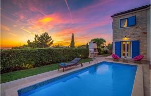 - une piscine en face d'une maison avec un coucher de soleil dans l'établissement Villa Torre Ii, à Tar