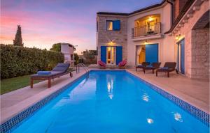 une piscine devant une maison dans l'établissement Villa Torre Ii, à Tar