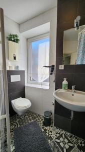 Koupelna v ubytování ELENA flat Orchidee Duisburg Zentrum + 63 fotografií