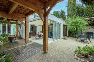 Innenansicht eines Hauses mit hölzerner Pergola in der Unterkunft Maison Calme et Sérénité - Welkeys in Montpellier