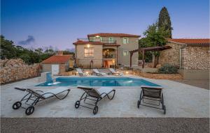 eine Villa mit einem Swimmingpool vor einem Haus in der Unterkunft Villa Mirys Hideaway in Dobrinj