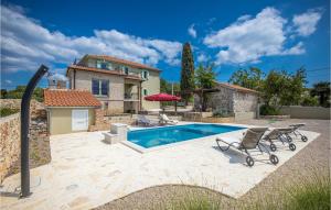 eine Villa mit einem Swimmingpool vor einem Haus in der Unterkunft Villa Mirys Hideaway in Dobrinj