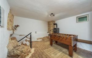 ein Wohnzimmer mit Tischfußball in einem Zimmer in der Unterkunft Villa Mirys Hideaway in Dobrinj