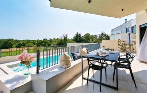 un patio avec une table et des chaises et une piscine dans l'établissement Villa Itea, à Vabriga