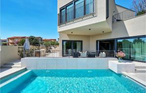 une piscine devant une maison dans l'établissement Villa Itea, à Vabriga