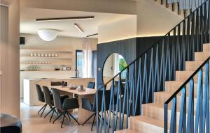 une salle à manger et une cuisine avec une table et des chaises dans l'établissement Villa Itea, à Vabriga