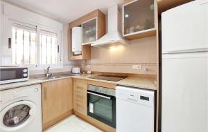 Η κουζίνα ή μικρή κουζίνα στο Awesome Apartment In Oropesa Del Mar