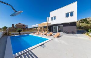 Bazén v ubytování Villa Venus nebo v jeho okolí + 24 fotografií