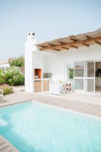 Bazén v ubytování Casa Azul Comporta nebo v jeho okolí