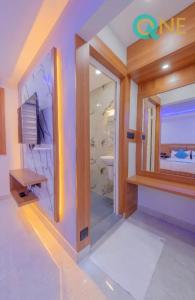 Koupelna v ubytování Glitz Hotels Q One - Nr Ernakulam Junction