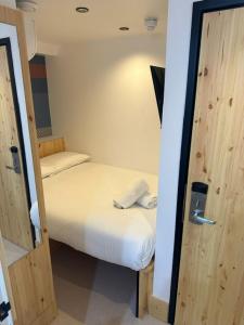 Postel nebo postele na pokoji v ubytování easyHotel Paddington