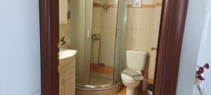 ein Badezimmer mit Dusche, Toilette und Waschbecken in der Unterkunft Mar Azul Σπίτι δίπλα στην παραλία και στο κέντρο! in Elafonisos + 39 Fotos