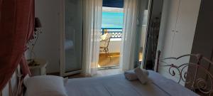 ein Schlafzimmer mit einem Bett und Meerblick in der Unterkunft Mar Azul Σπίτι δίπλα στην παραλία και στο κέντρο! in Elafonisos