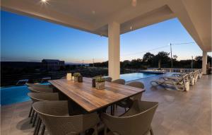 苏科尚Villa One Zadar的露台上的木桌和椅子