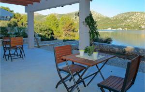 einen Tisch und Stühle auf einer Terrasse mit Seeblick in der Unterkunft Villa Tapenade in Lastovo + 17 Fotos