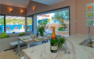 eine Flasche Wein auf einer Theke in der Küche in der Unterkunft Villa Tapenade in Lastovo