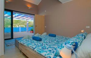 ein Schlafzimmer mit einem großen Bett mit blauen Kissen darauf in der Unterkunft Villa Tapenade in Lastovo