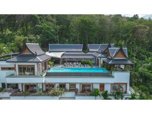 une vue aérienne d'une maison avec piscine dans l'établissement Luxury 7 Bedroom Villa In Layan, à Layan Beach