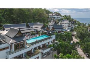 une vue aérienne d'un immeuble avec piscine dans l'établissement Luxury 7 Bedroom Villa In Layan, à Layan Beach