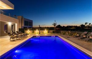 una piscina en medio de una casa en Villa Dona, en Nin