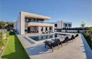 una casa con piscina y algunas sillas en Villa Dona, en Nin 34 fotos más