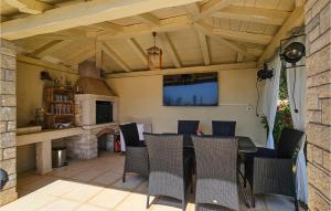 un patio avec une table, des chaises et une cheminée dans l'établissement Villa Ginocchetti, à Kaštelir