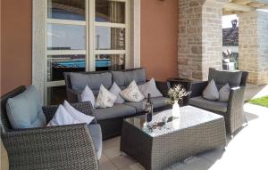 d'une terrasse avec un canapé, des chaises et une table. dans l'établissement Villa Ginocchetti, à Kaštelir