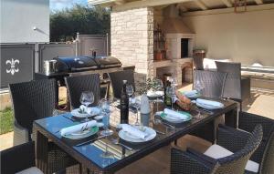 - une table avec des verres de vin sur la terrasse dans l'établissement Villa Ginocchetti, à Kaštelir