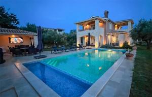 une piscine devant une maison dans l'établissement Villa Ginocchetti, à Kaštelir 23 autres photos