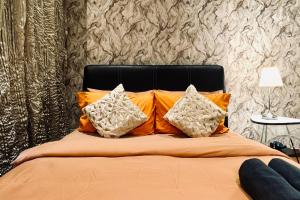 Postel nebo postele na pokoji v ubytování Comfy-Concept Apartment @ B.Bintang (3min walk LRT, Lalaport, TimeSquare)