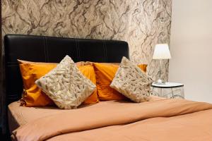 Postel nebo postele na pokoji v ubytování Comfy-Concept Apartment @ B.Bintang (3min walk LRT, Lalaport, TimeSquare)
