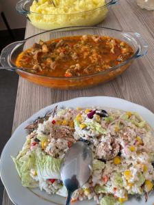 Makanan di atau berdekatan hotel
