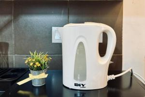 Příslušenství pro přípravu čaje a kávy v ubytování Comfy-Concept Apartment @ B.Bintang (3min walk LRT, Lalaport, TimeSquare)